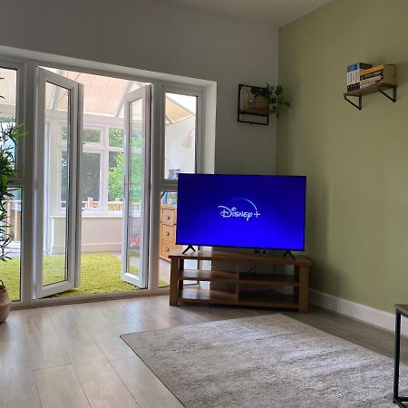 Accessible 3-Bedroom Bungalow With Patio +Driveway Σαουθάμπτον Εξωτερικό φωτογραφία